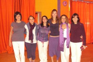 Cristina Mosca, con un grupo de mujeres en una terapia.